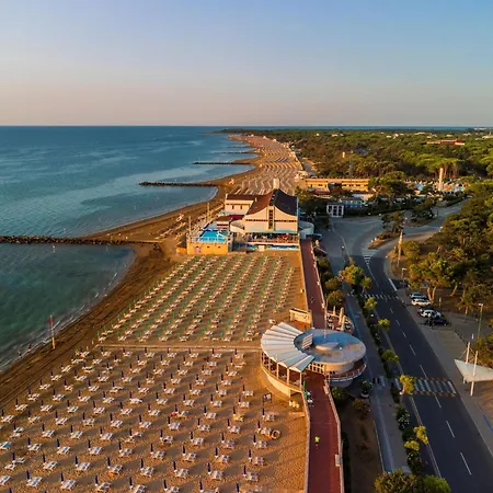 Stylish Near Lignano Center アパート